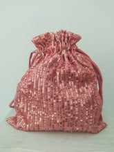Carica l&#39;immagine nel visualizzatore di Gallery, Borsa a sacchetto in paillettes rosa-gold
