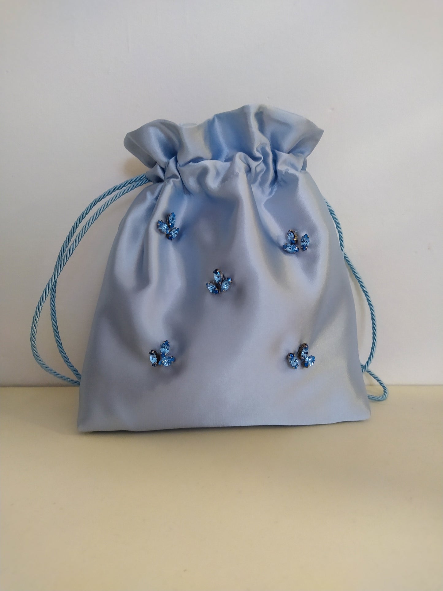 Borsa in satin celeste polvere con applicazioni