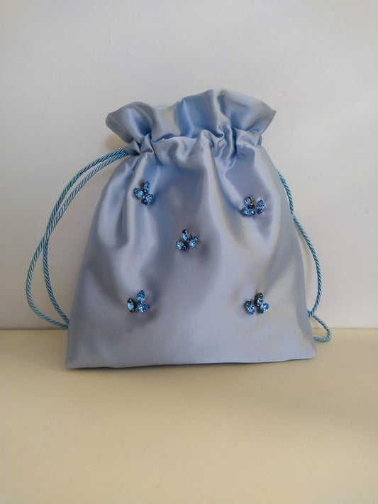 Borsa in satin celeste polvere con applicazioni