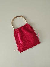 Carica l&#39;immagine nel visualizzatore di Gallery, Borsa a sacchetto con frangia di nappe e manico in metallo
